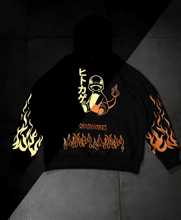 Hoodie/ Canguro Negro Charmander / brilla en la oscuridad